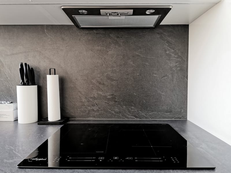 Kuchyně v bílém lesku se špajzem