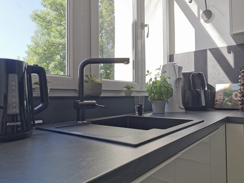 Kuchyně v bílém lesku se špajzem