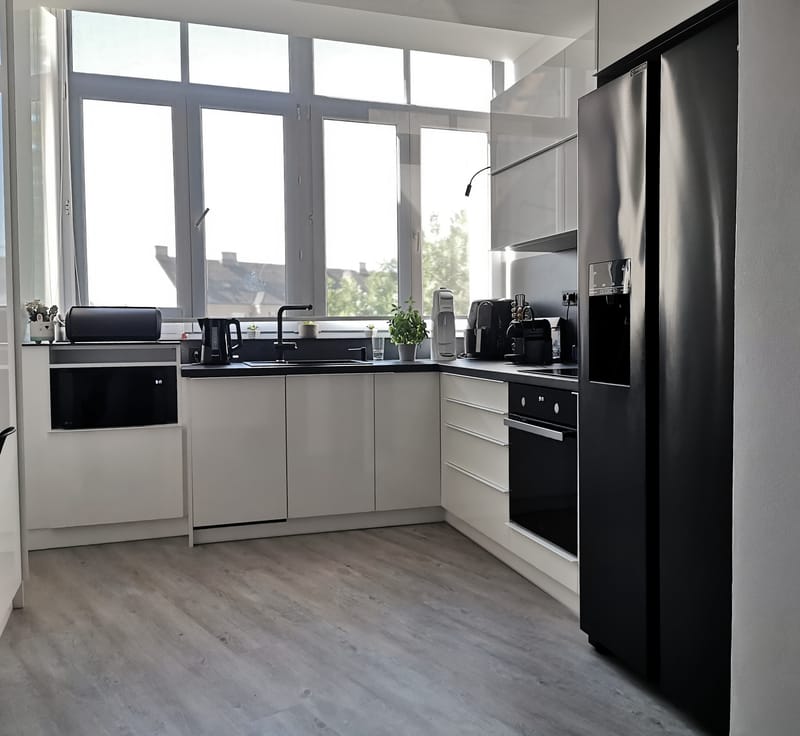 Kuchyně v bílém lesku se špajzem