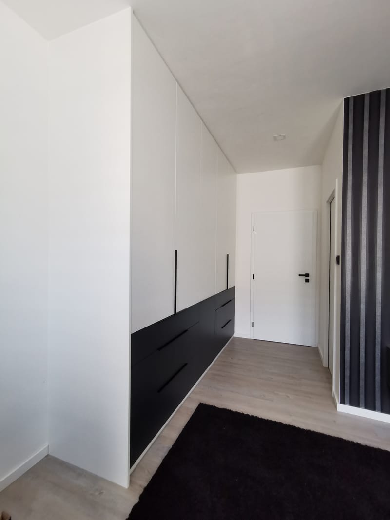 Vestavěná skříň