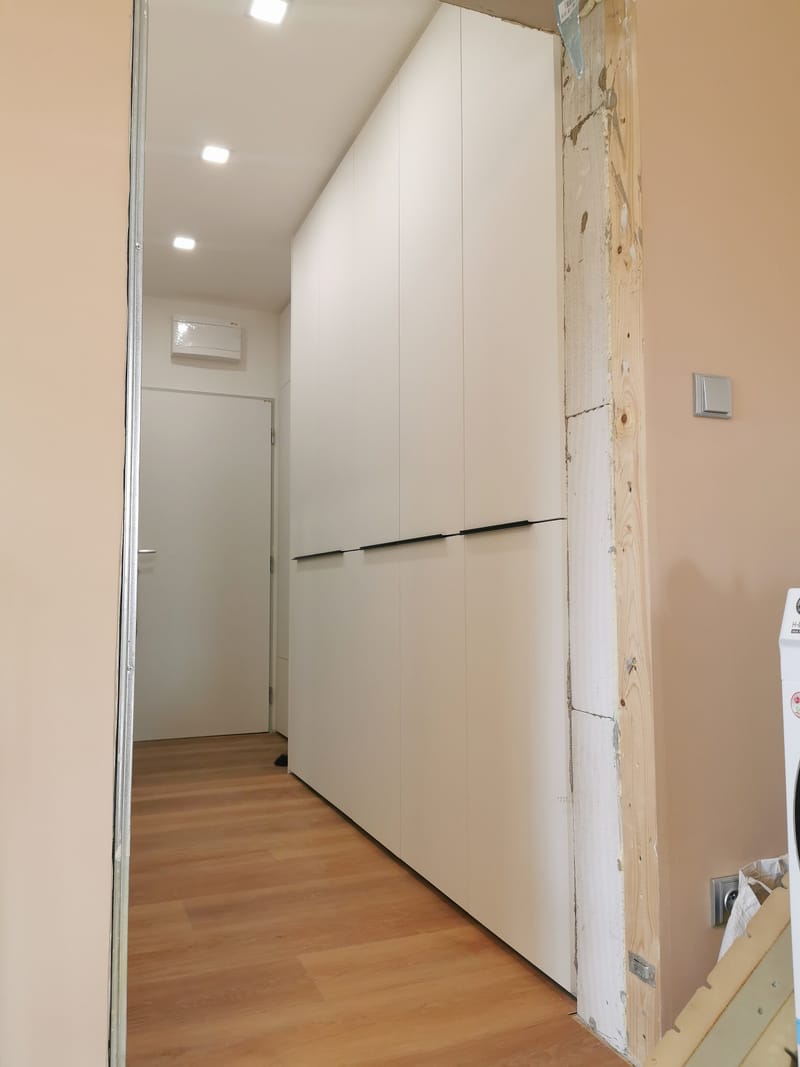 Vestavěná skříň s nikou