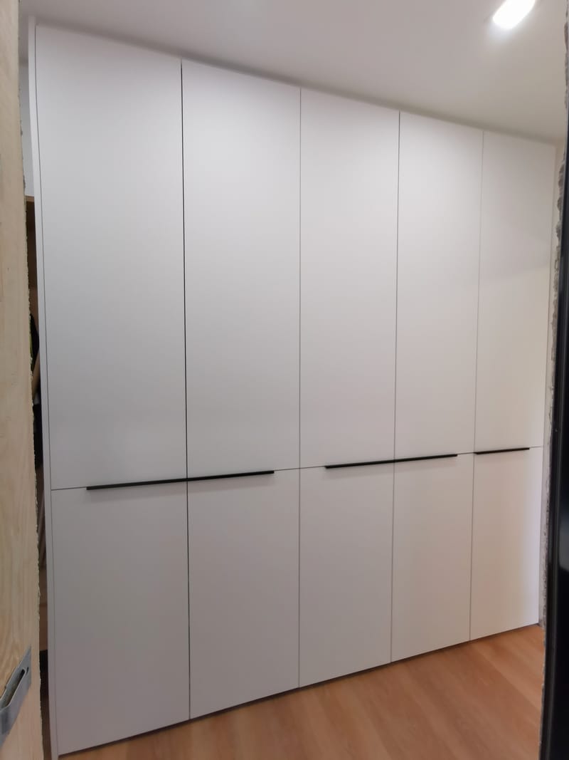 Vestavěná skříň s nikou