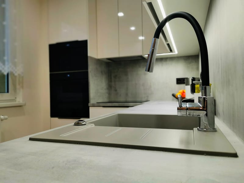 Kuchyně s vestavěnou lednicí, potravinovou skříní a kuchyňským koutem