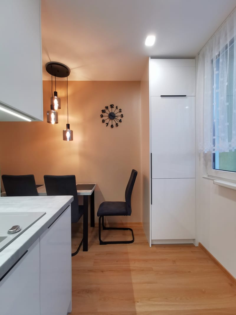 Kuchyně s vestavěnou lednicí, potravinovou skříní a kuchyňským koutem