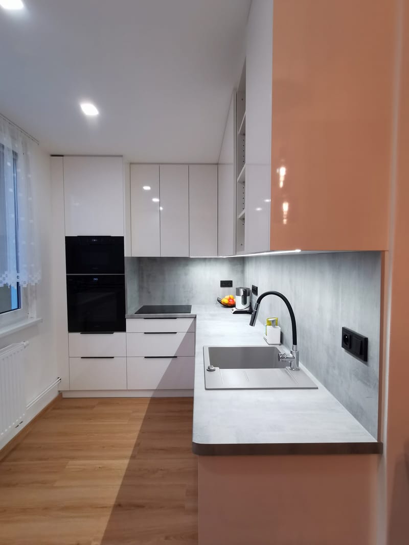 Kuchyně s vestavěnou lednicí, potravinovou skříní a kuchyňským koutem