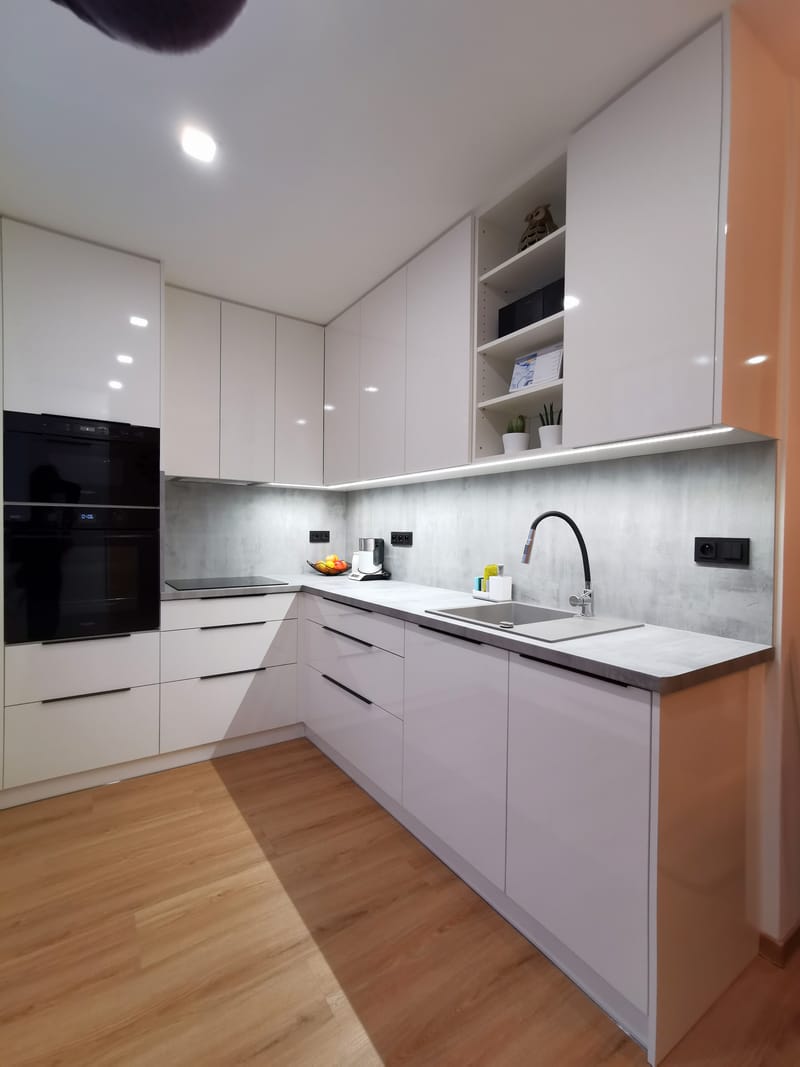 Kuchyně s vestavěnou lednicí, potravinovou skříní a kuchyňským koutem