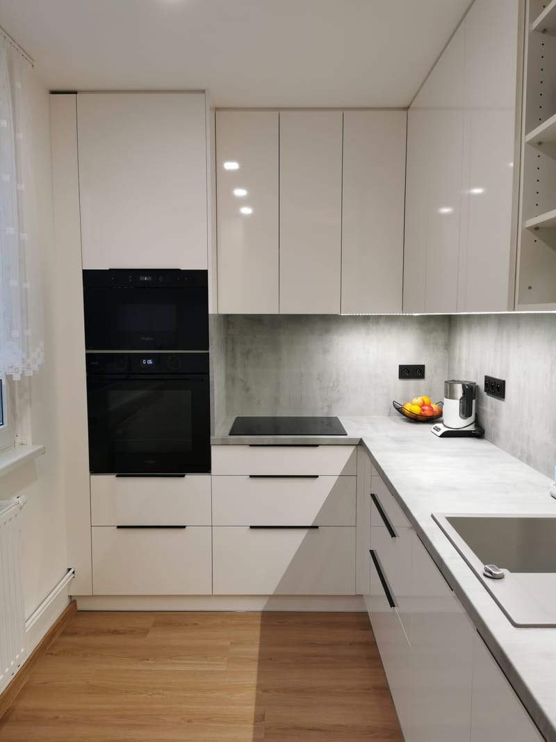 Kuchyně s vestavěnou lednicí, potravinovou skříní a kuchyňským koutem