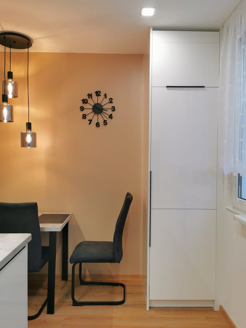 Kuchyně s vestavěnou lednicí, potravinovou skříní a kuchyňským koutem