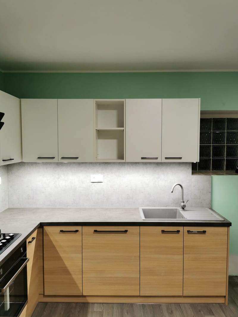 Kuchyně s jídelním stolem