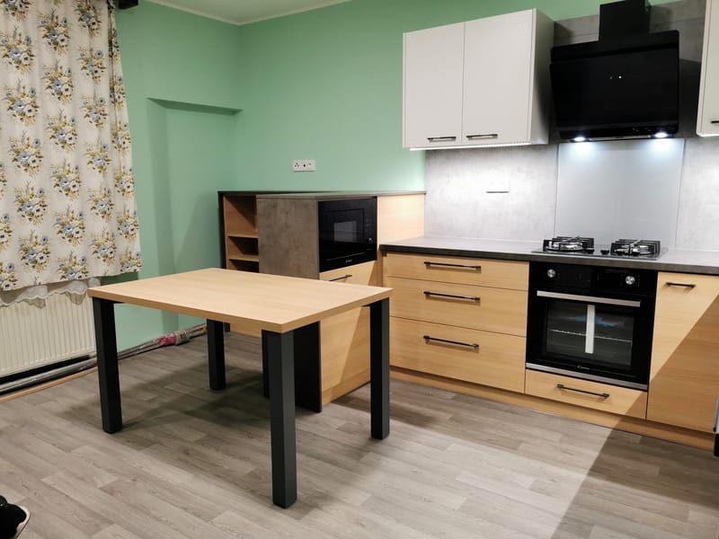 Kuchyně s jídelním stolem