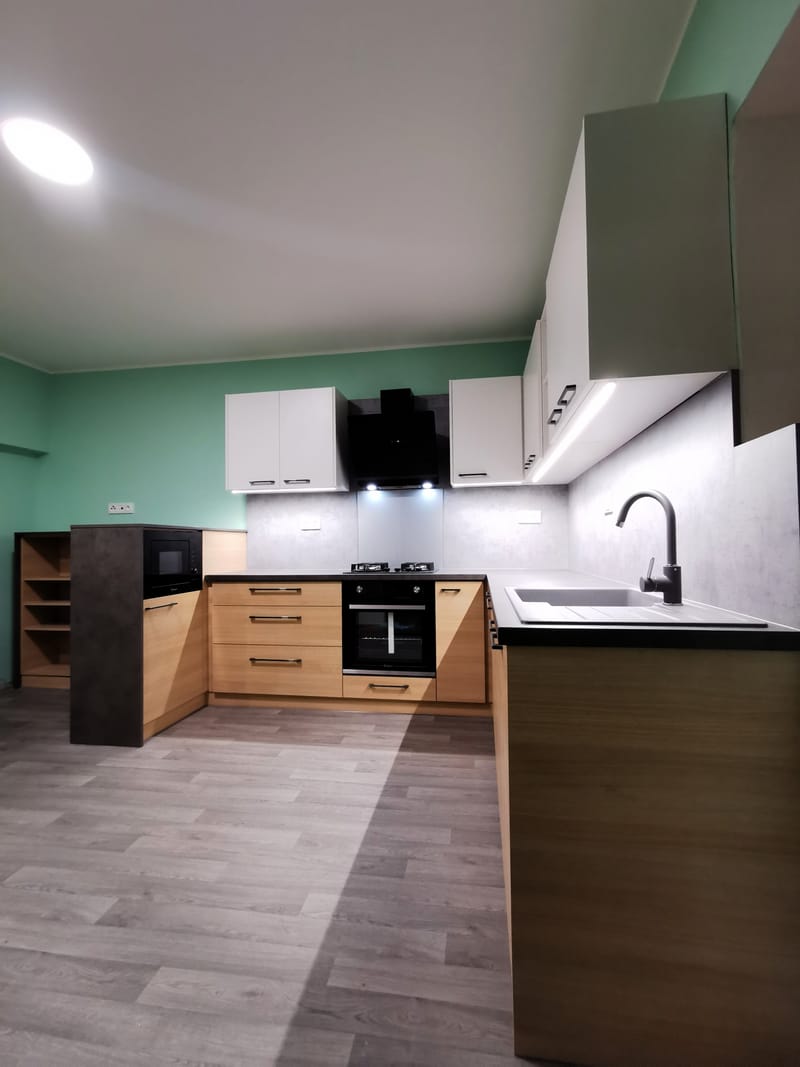 Kuchyně s jídelním stolem