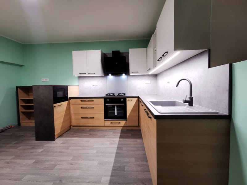 Kuchyně s jídelním stolem