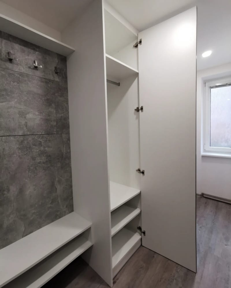 Vestavěná skříň s nikou a botníkem 