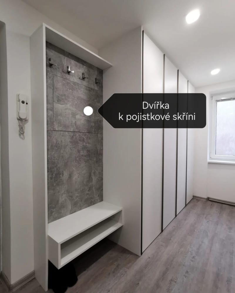 Vestavěná skříň s nikou a botníkem 