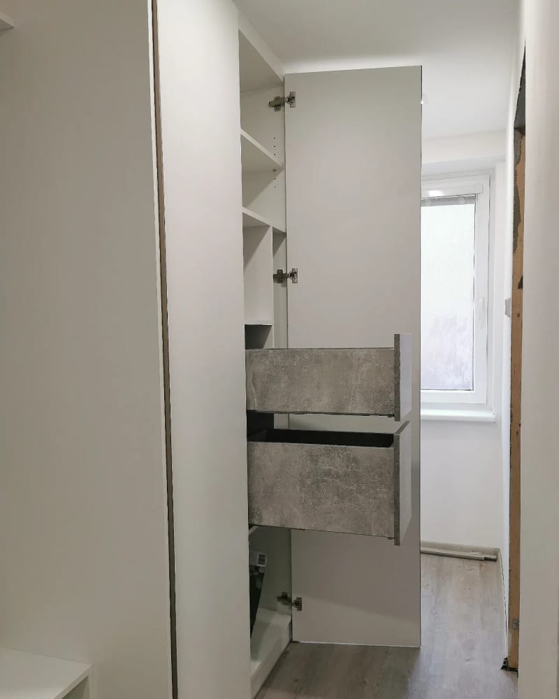 Vestavěná skříň s nikou a botníkem 