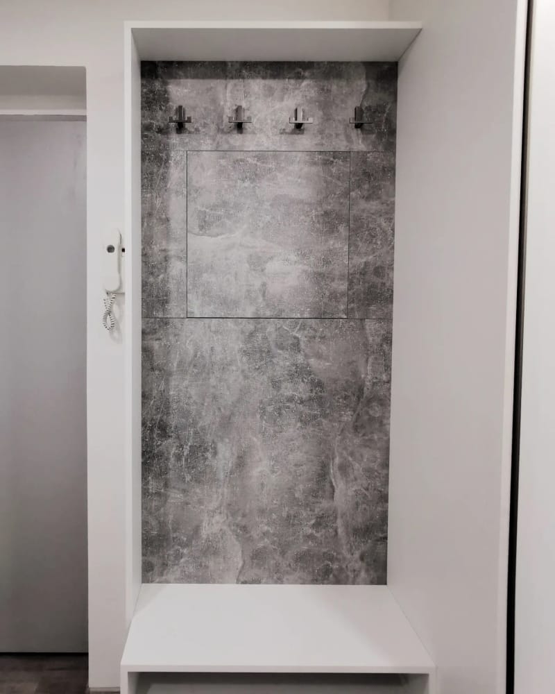 Vestavěná skříň s nikou a botníkem 