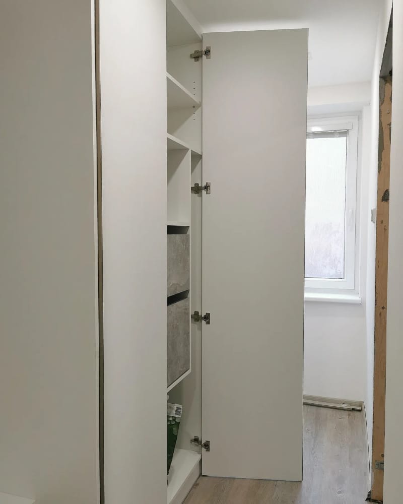 Vestavěná skříň s nikou a botníkem 