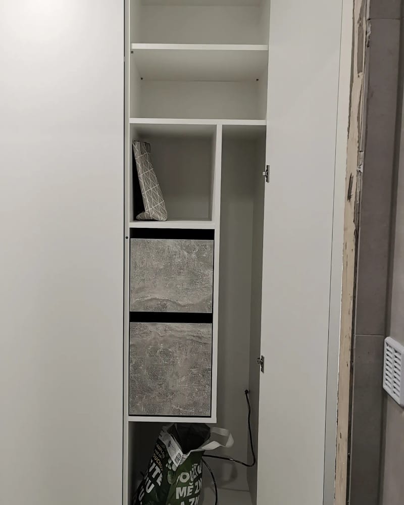 Vestavěná skříň s nikou a botníkem 