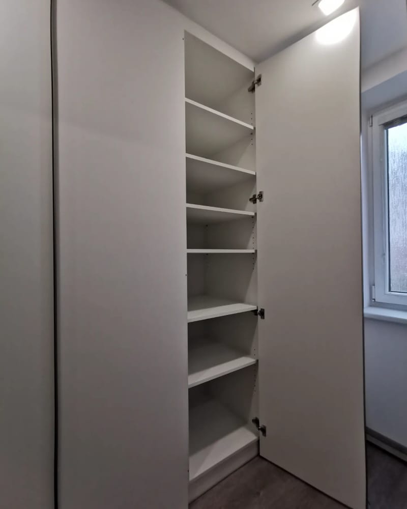 Vestavěná skříň s nikou a botníkem 