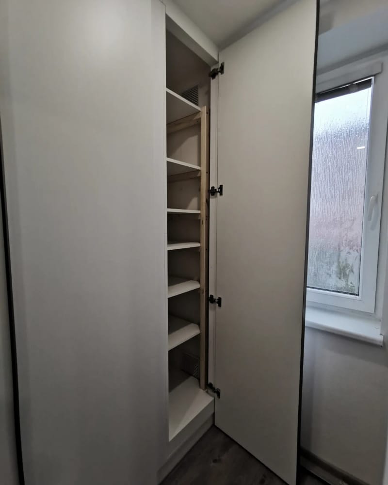 Vestavěná skříň s nikou a botníkem 