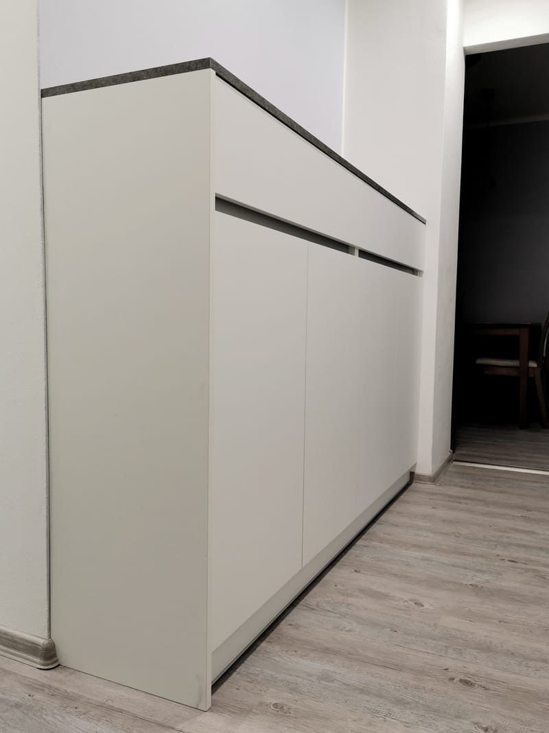 Vestavěná skříň s nikou a botníkem 