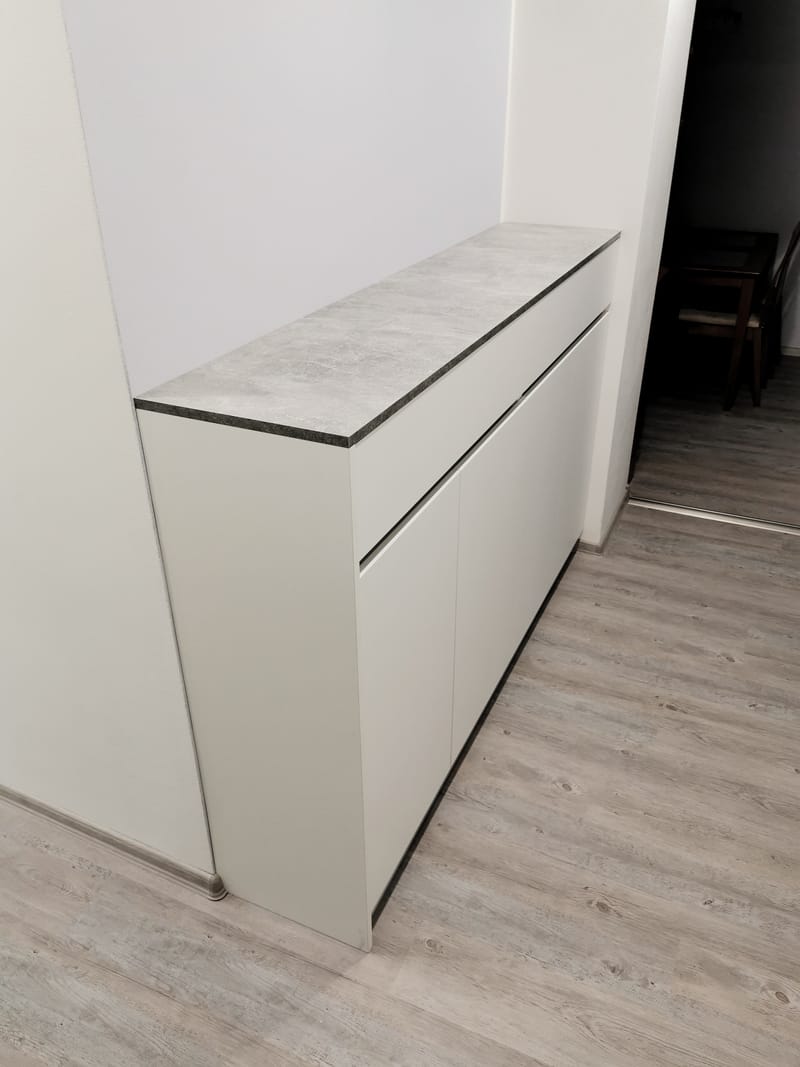 Vestavěná skříň s nikou a botníkem 