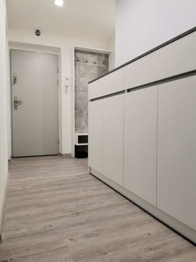 Vestavěná skříň s nikou a botníkem 