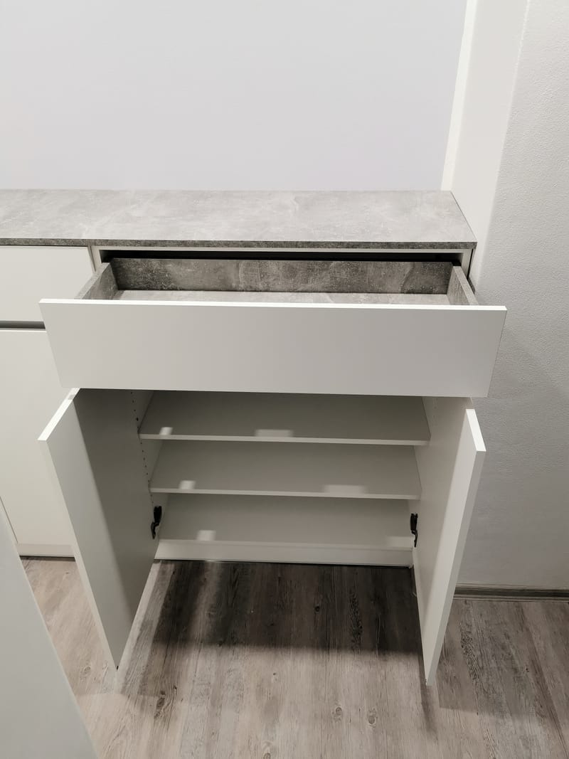 Vestavěná skříň s nikou a botníkem 