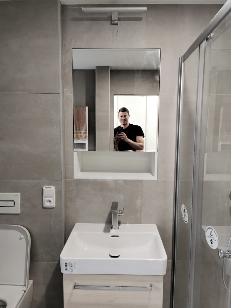 Vestavěná skříňka se zrcadlem