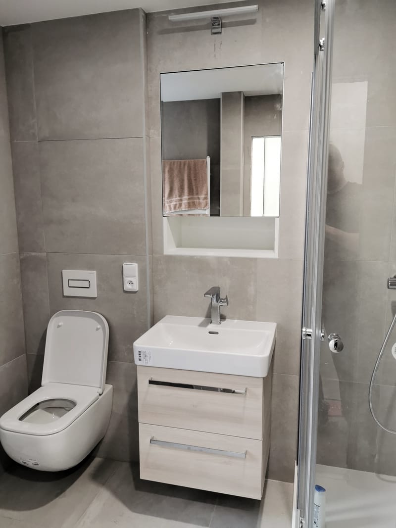 Vestavěná skříňka se zrcadlem