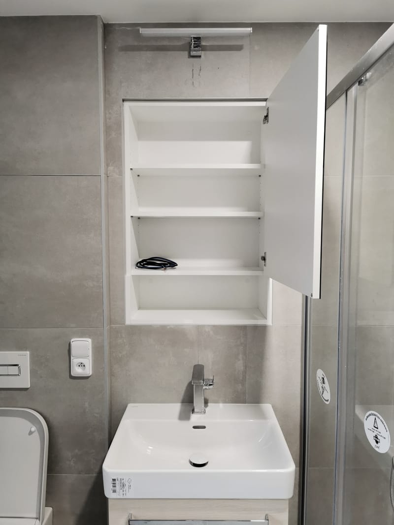 Vestavěná skříňka se zrcadlem