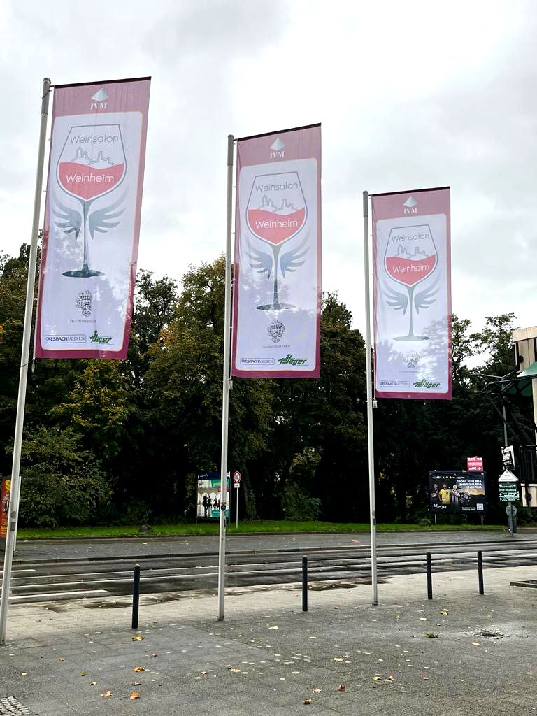 Fahnen vor der Halle