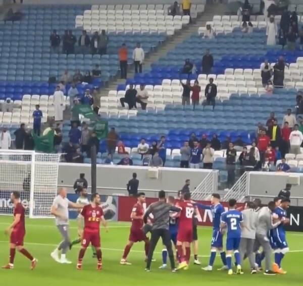 اشتباكات بين الهلال السعودي وفولاد.. والبليهي يتشاجر مع زميله - Copy