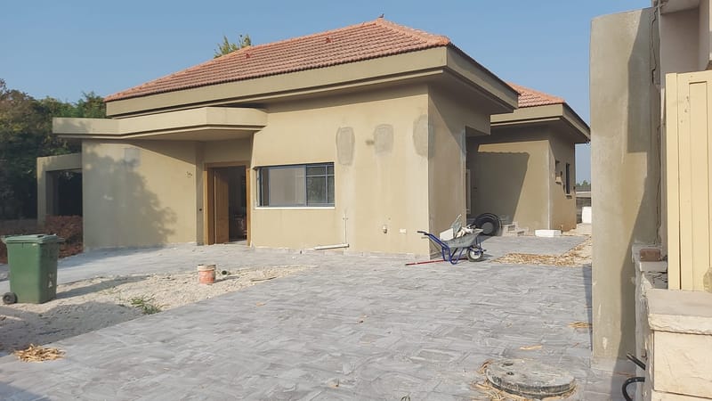 תוספת של 60 מ"ר על הגג , הכולל מדרגות לקומה העליונה המוסתרות במשרביה יפיפיה .     הפך את הבית לבית מודרני ששינה את צורתו לבלי הכר.