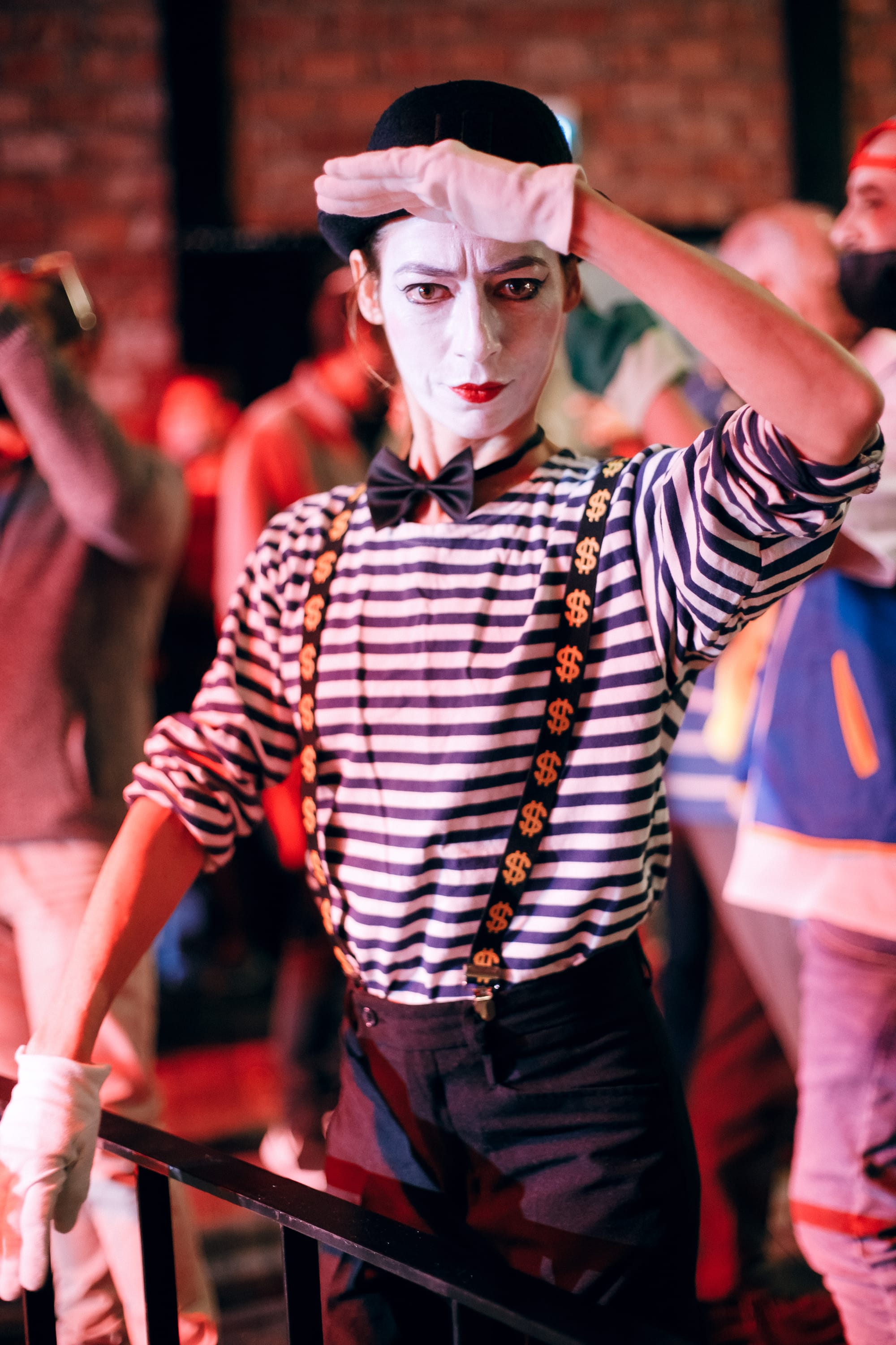 דמות שטח אינטראקטיבית \ פסל חי