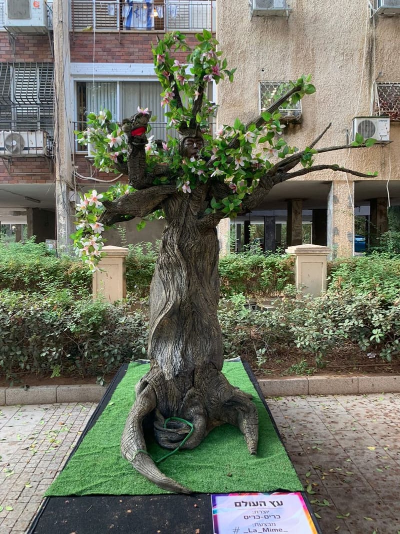 עץ העולם – ניראה אמיתי ומפתיע בחיות שלו. קסום, מואר בערב, מלא הומור ומסרים חיוביים