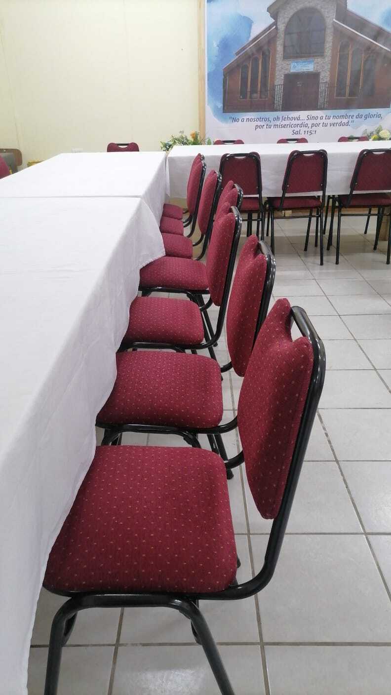 Sillas Apilables Reforzada Modelo U y Tela Burdeo con Puntos y Pintada