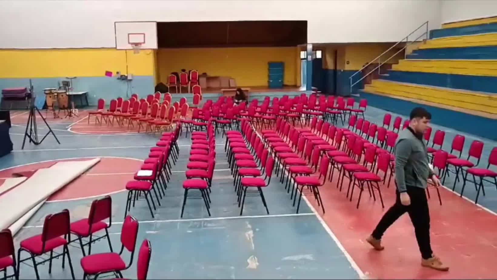 Nuestra Hermosa Iglesia de Curicó - Vistiendo su Gimnasio para la Reunión de la Santa Cena
