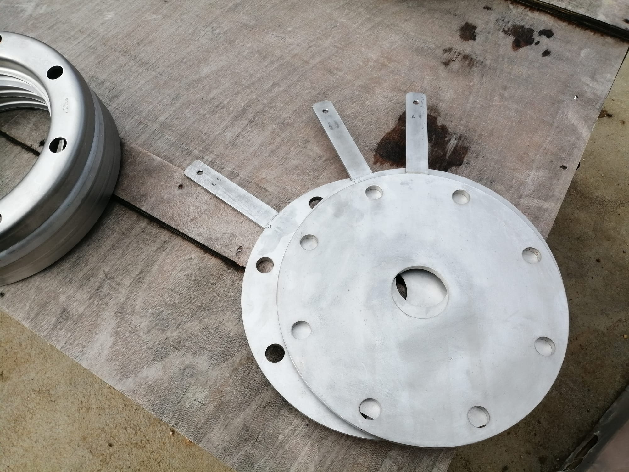 Fourniture de brides à orifice découpe laser