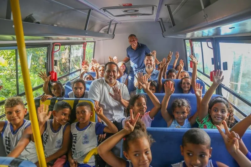 Ônibus escolar indicado por Jeferson Timóteo é entregue a escola da Zona Rural do Cabo.
