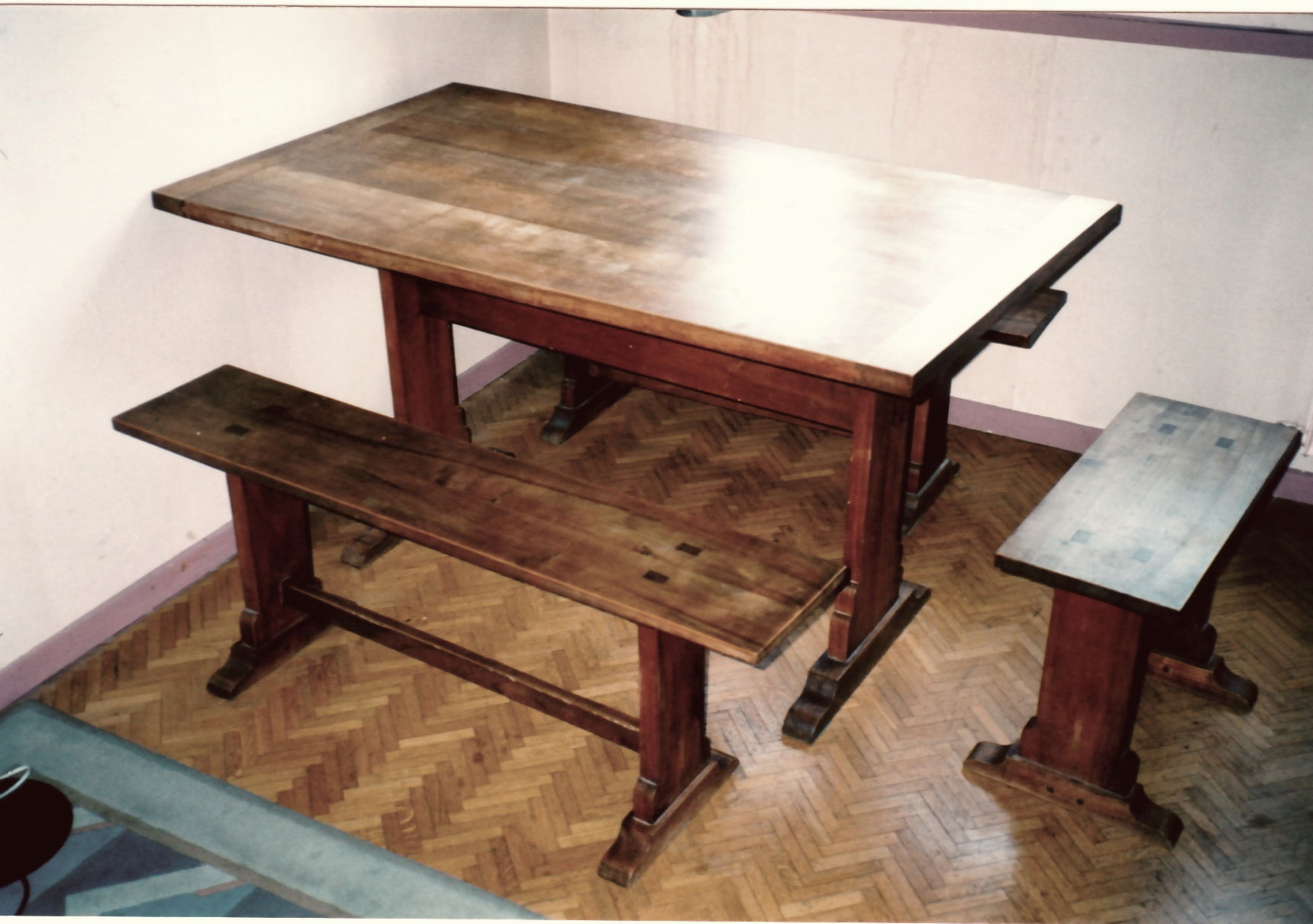 ### Table de salle à manger et ses bancs