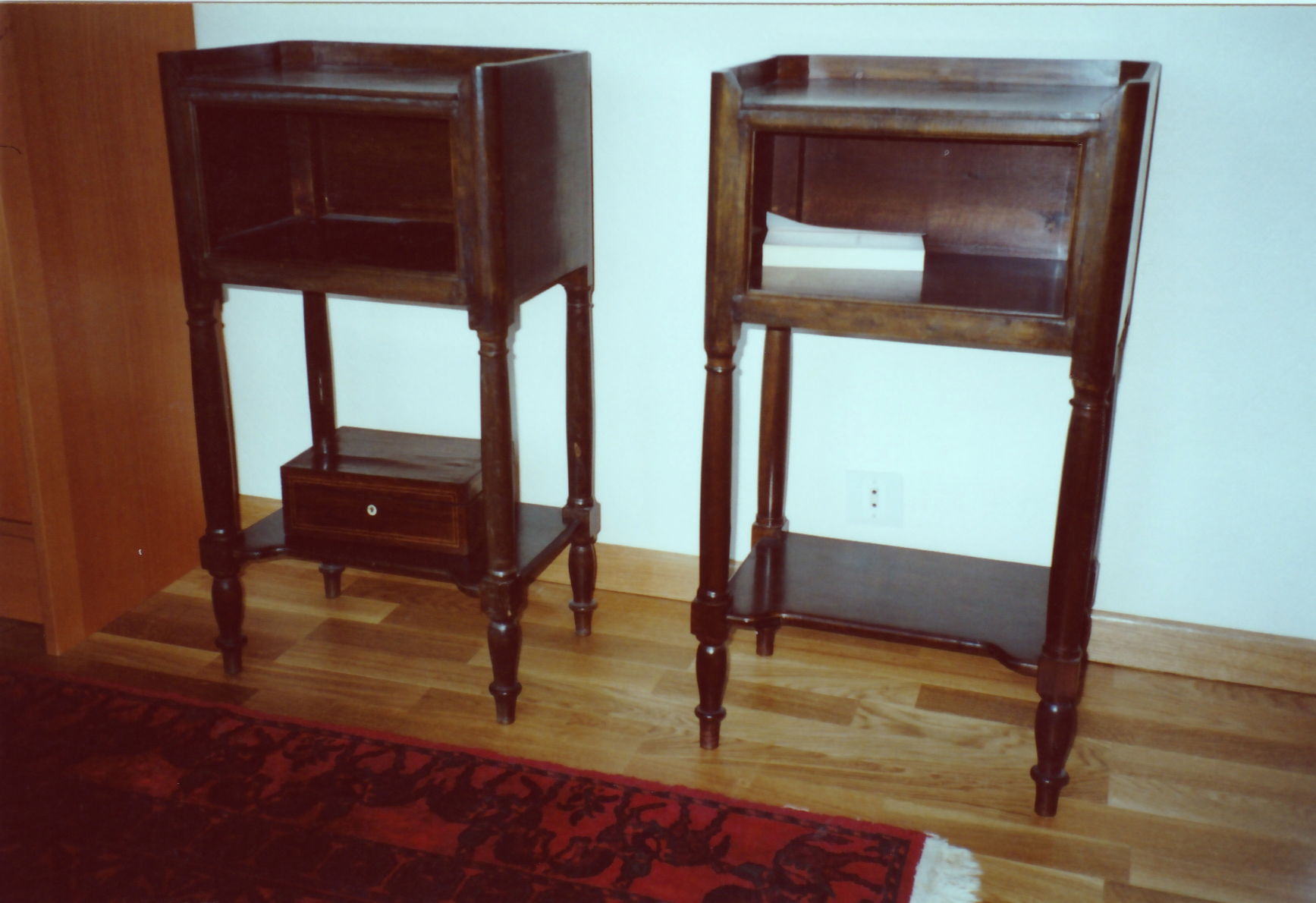 ### Deux tables de chevet