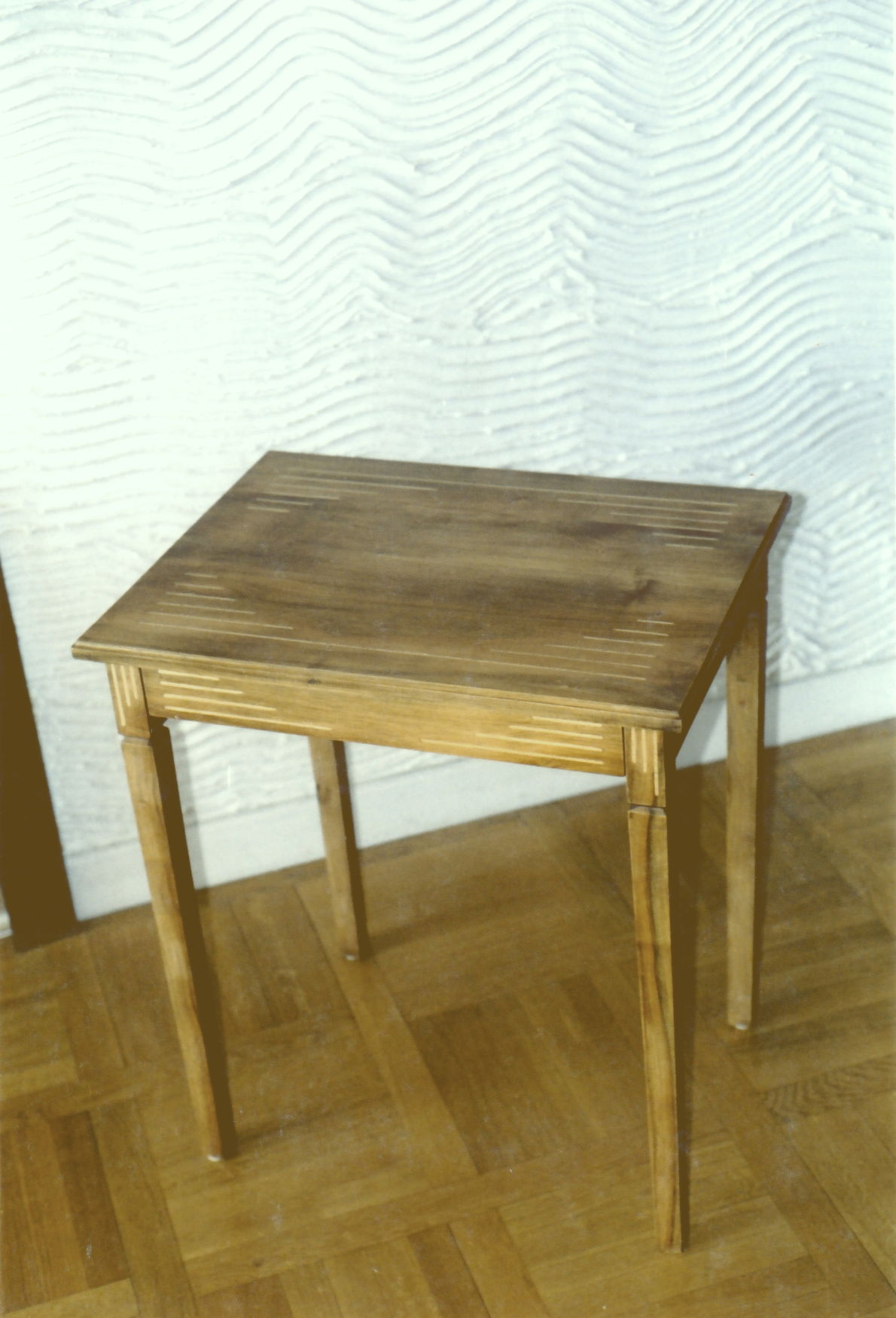 Petite table ornée de filets clairs