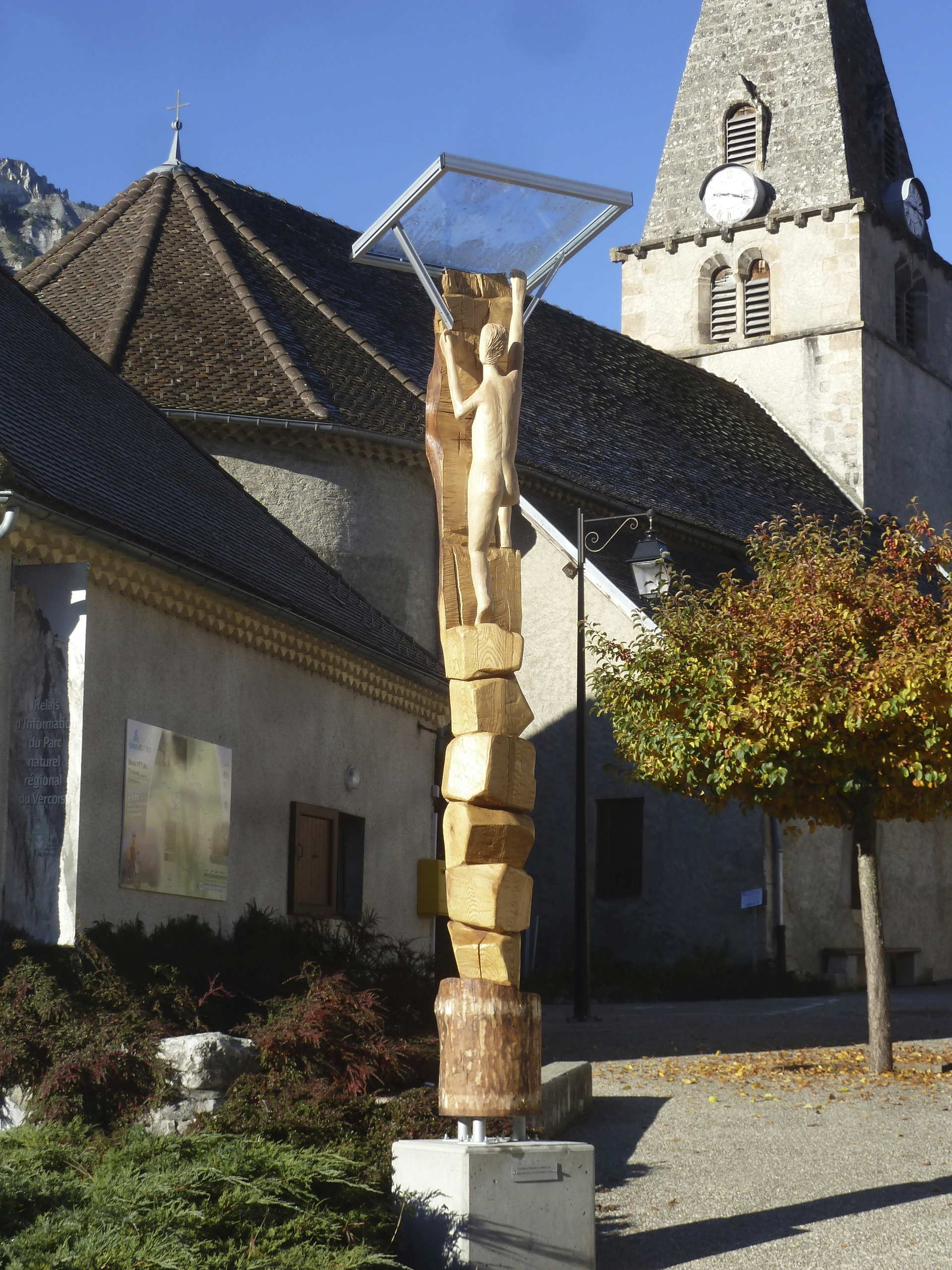 Le grimpeur sur la place de l'église