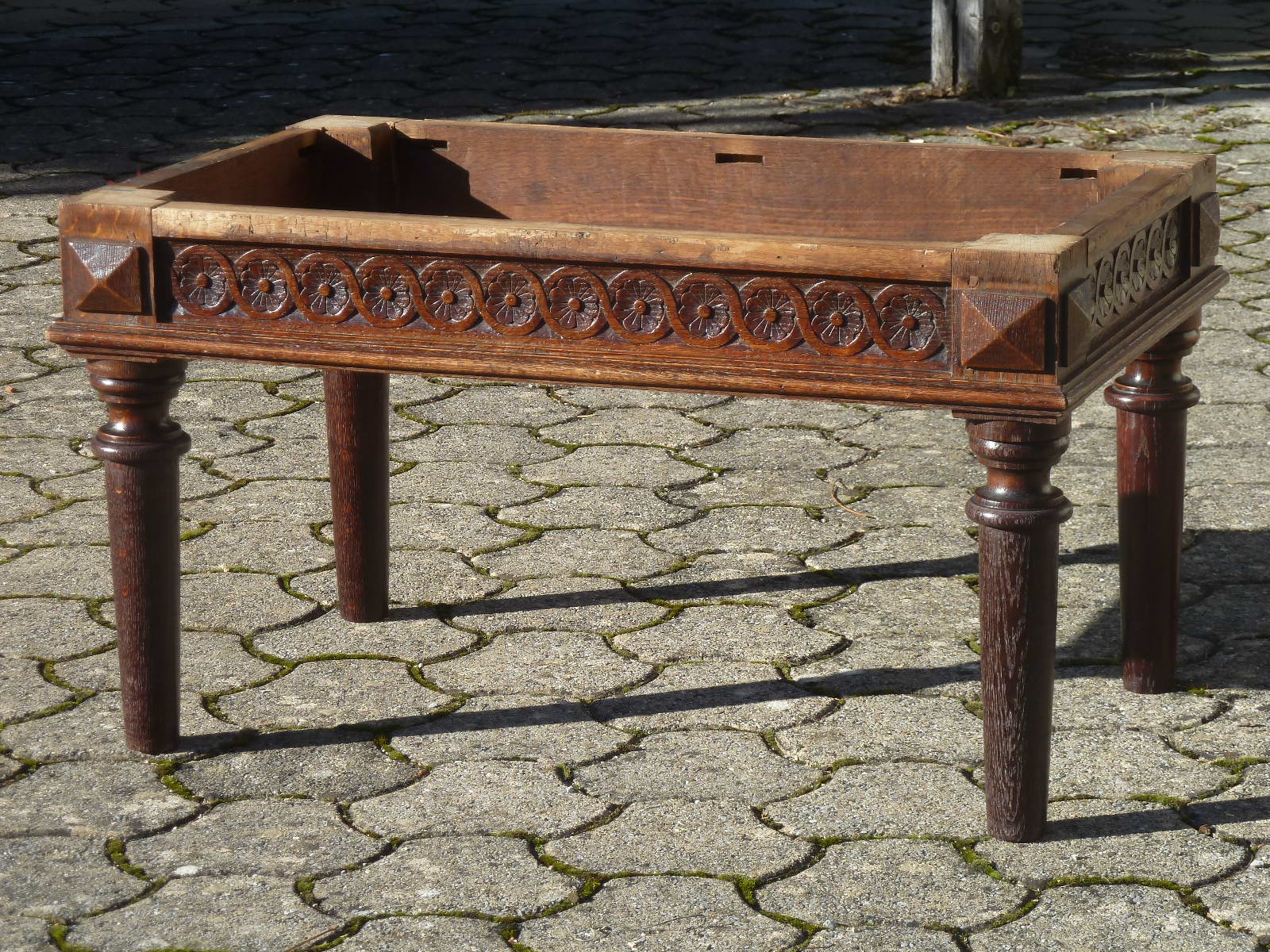 Table basse sculptée