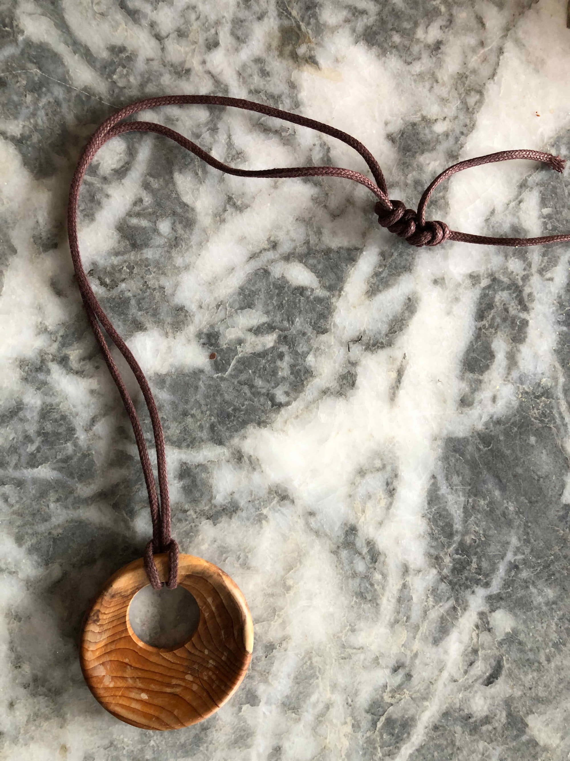 ### Pendentif en bois précieux