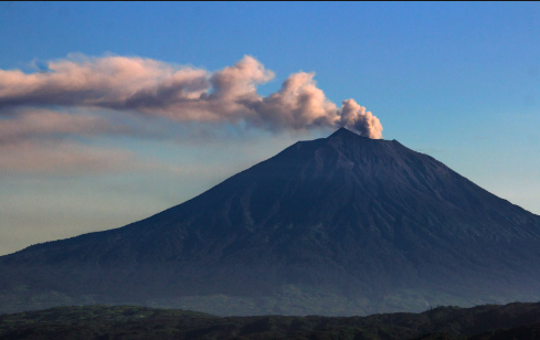 La salud respiratoria es fundamental para el bienestar y la calidad de vida de laspersonas. Sin embargo, las emanaciones volcánicas pueden tener un impactonegativo y perjudicial en el sistema respiratorio de las personas que viven cerca deun volcán que emite vapor de agua, gases y ceniza.