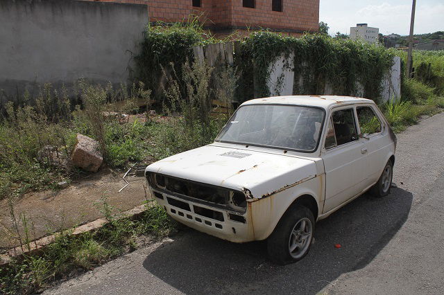 Carros abandonados nas ruas