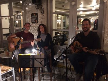 ΜΟΥΣΙΚΗ ΒΡΑΔΥΑ ΜΕ ΤΗΝ ΑΣΠΑ ΤΖΑΝΟΥ ΚΑΙ ΤΗΝ ΠΑΡΕΑ ΤΗΣ ΕΙΣΟΔΟΣ ΕΛΕΥΘΕΡΗ