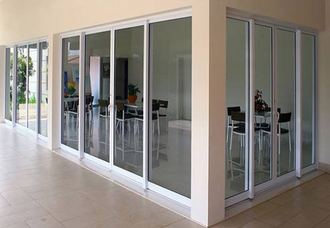 PORTAS EM ESQUADRIA DE ALUMINIO